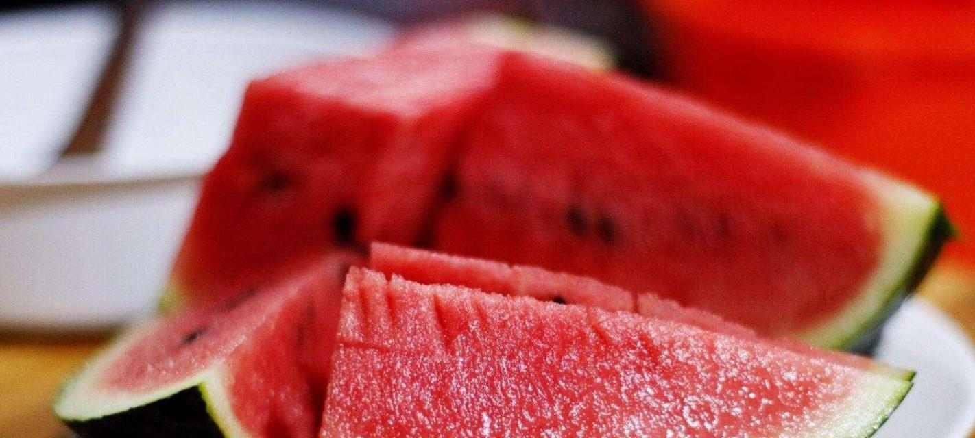 一月金毛的水果盛宴（探究金毛喜欢吃什么水果及其营养价值） - 新生家伴