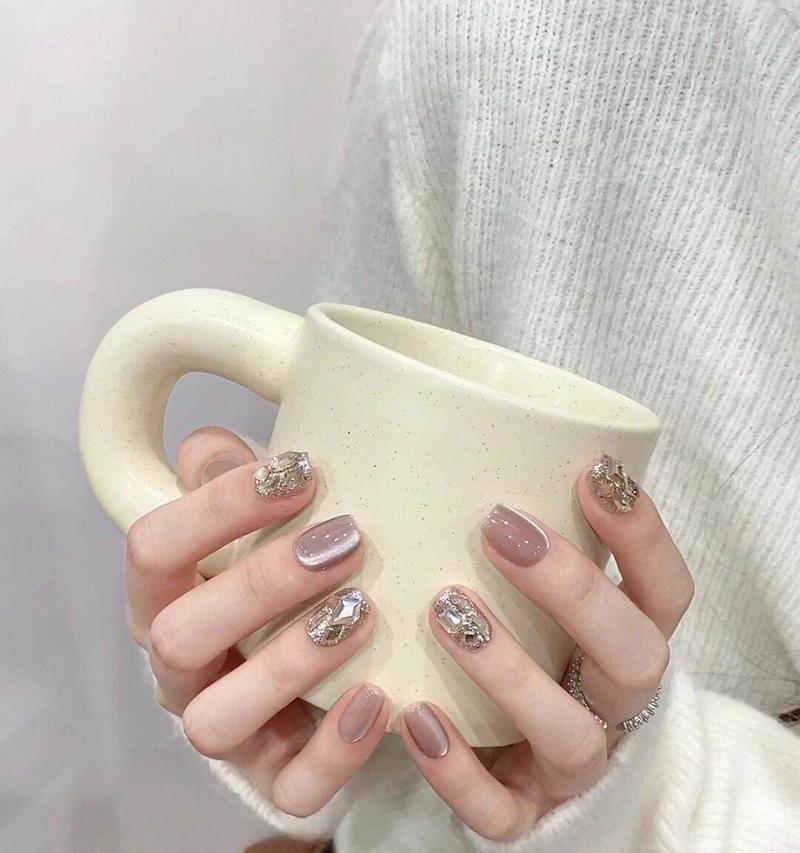 探索香槟金的奢华色彩世界（与黑白相映成趣的香槟金色彩搭配）(图1)