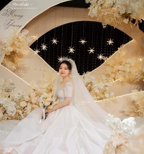 探索香槟金的奢华色彩世界（与黑白相映成趣的香槟金色彩搭配）(图2)