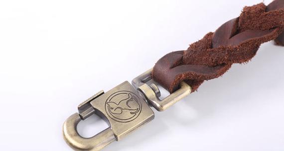 以德牧栓什么链子？（探寻最适合德牧的栓链类型）(图2)